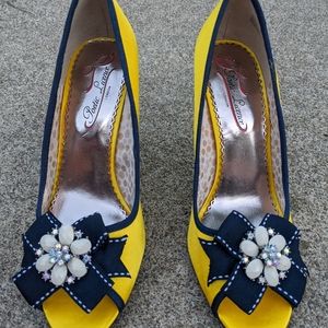 NWOT Poetic Licence London Satin Heels Size 8